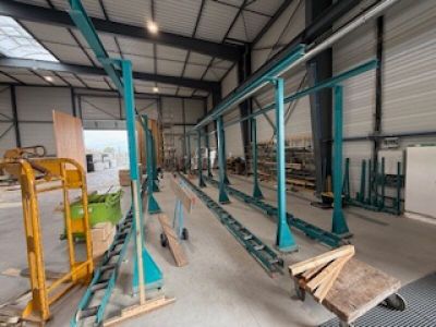 un grand entrepôt rempli de palettes