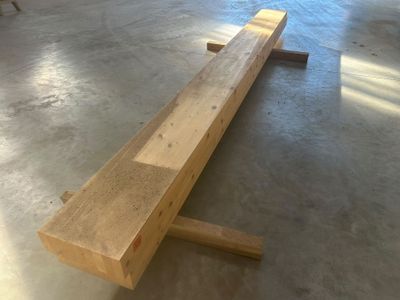 un banc en bois qui se trouve dans une pièce