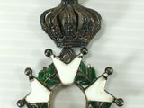an image of a medal with a crown on top of it