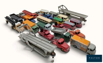beaucoup de petits camions jouets posés sur une surface blanche