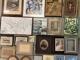beaucoup de photos encadrées et de photos posées par terre