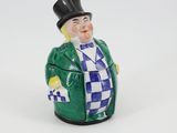 une figurine représentant un homme portant un haut-de-forme et un manteau vert