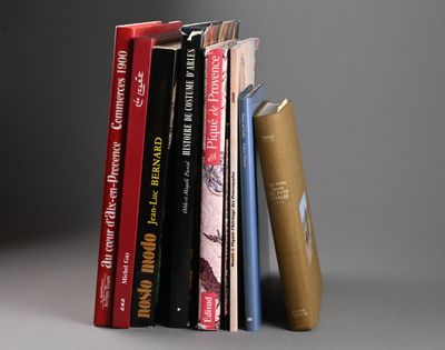 plusieurs livres sont empilés sur une surface grise