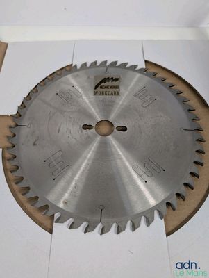 une photo d'une lame de scie circulaire dans une boîte