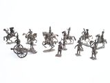 de nombreuses figurines représentant des personnes à cheval ou dans des charrettes