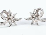 paire de boucles d'oreilles en forme de fleur, en or blanc et diamants