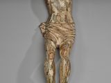 un gros plan d'une sculpture représentant une personne sur une croix