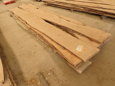 de nombreux morceaux de bois posés par terre dans une pièce