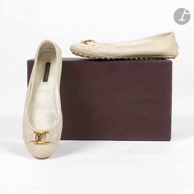 Ballerines Louis Vuitton en cuir beige avec boucles dorées