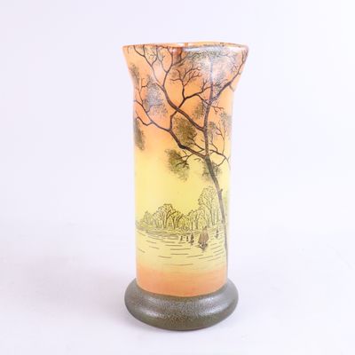 un vase sur lequel figure l'image d'un arbre