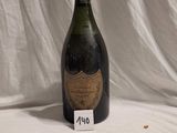 une bouteille de champagne posée sur une table, avec une étiquette dessus