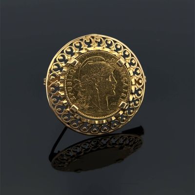 une pièce d'or à l'effigie d'une femme
