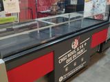 une vitrine en verre sur laquelle est accrochée une affiche, dans un magasin
