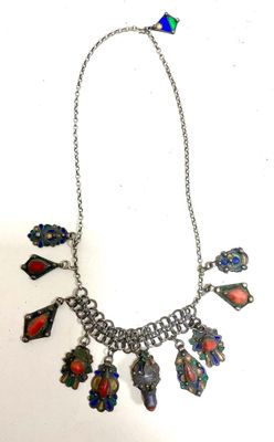 Collier en argent à pendeloques, ornées de corail en cabocho…