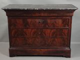 une commode ancienne avec dessus en marbre
