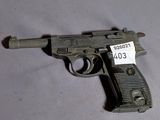 un pistolet, avec son étiquette de prix, posé sur une table