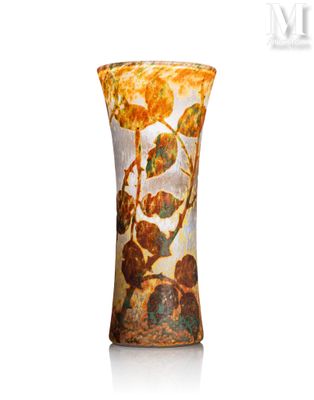 un vase posé sur une surface blanche