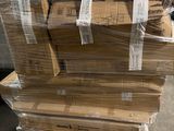 une pile de boîtes posées sur une palette