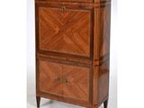 une armoire ancienne en bois avec un plateau en marbre et des tiroirs