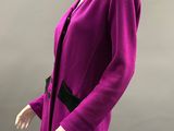 un mannequin vêtu d'une veste violette et d'un pantalon beige