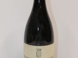une bouteille de vin posée sur une table
