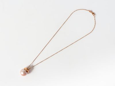 Chaîne en or rose et son pendentif orné d'une perle de culture rose d'