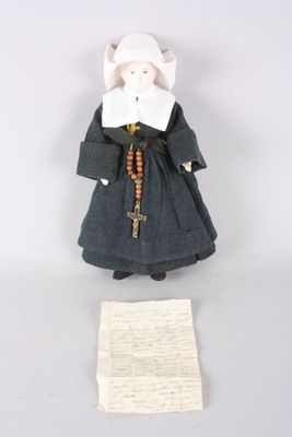 petite poupée, le corps en peau, la tête en porcelaine, habi… - Photo 1