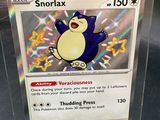 une carte Pokémon dans une boîte transparente posée sur une table