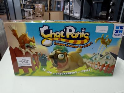 une boîte sur laquelle figure l'image d'un chat et d'un chien