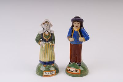 paire de figurines en céramique d'un homme et d'une femme