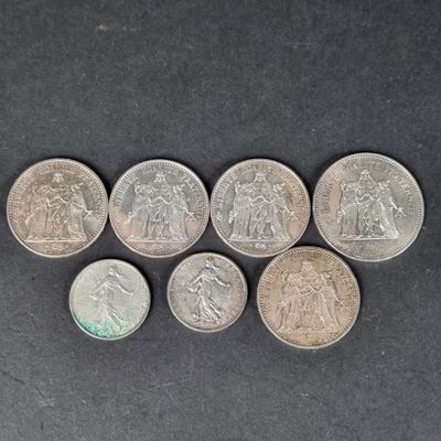 six types de pièces différents sont représentés sur un fond noir