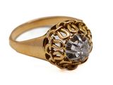 une image d'une bague en or avec un diamant au centre