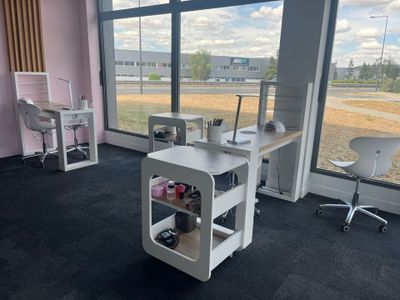 une pièce avec un bureau et une chaise