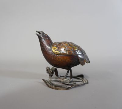 une image représentant un oiseau en bronze perché sur une branche, avec un autre oiseau perché sur son dos