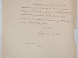 un gros plan d'un morceau de papier sur lequel on a écrit