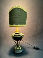 Lampe en bronze, laiton et tôle laquée, à motif de trois têt… (photo 2)