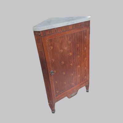 une armoire en bois avec un plateau en marbre sur fond gris