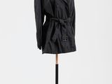 un manteau noir sur un mannequin sur fond blanc