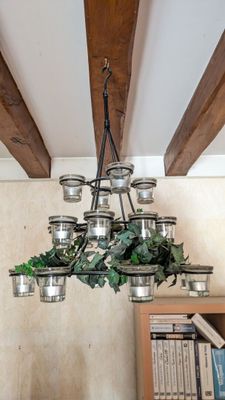 un lustre composé de casseroles et de poêles suspendues au plafond