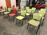 un grand nombre de chaises dans une pièce