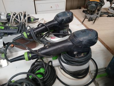 de nombreux outils posés sur une table