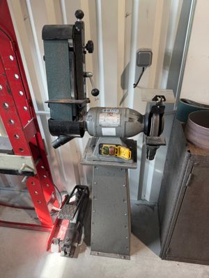 une machine qui se trouve à côté d'une échelle rouge