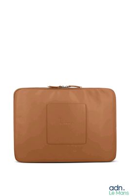 une image représentant une housse d'ordinateur portable de couleur beige sur fond blanc