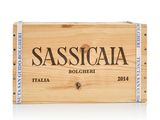 La boîte en bois contient une bouteille de sassicia.