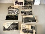 de nombreuses cartes postales anciennes posées sur une table