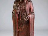 une image représentant une statue d'une personne portant une couronne sur la tête