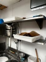DEUX ETAGERES d'appliques en inox