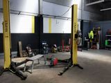 une photo d'un garage où il y a beaucoup de matériel éparpillé par terre