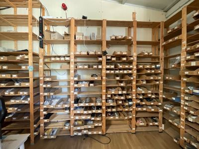 une pièce avec de nombreuses étagères remplies d'objets divers