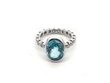 Gros plan sur une bague contenant une pierre bleue